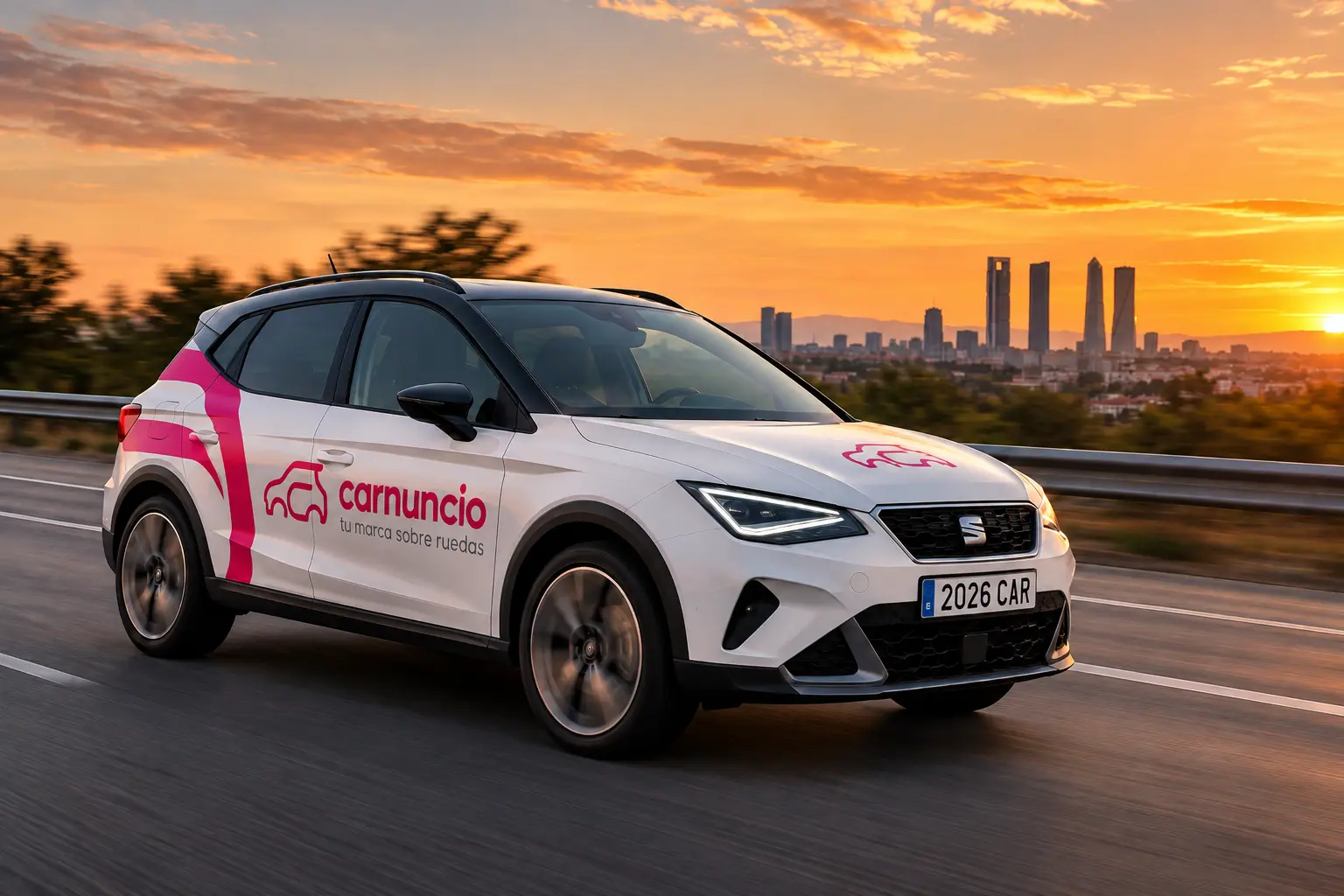 Coche Carnuncio en carretera al atardecer con el skyline de Madrid al fondo